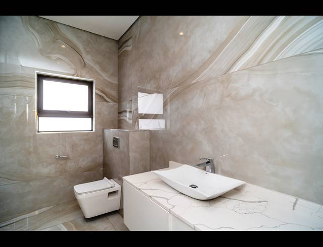 6 BEDROOM HOUSE FOR SALE IN IZINGA ESTATE
